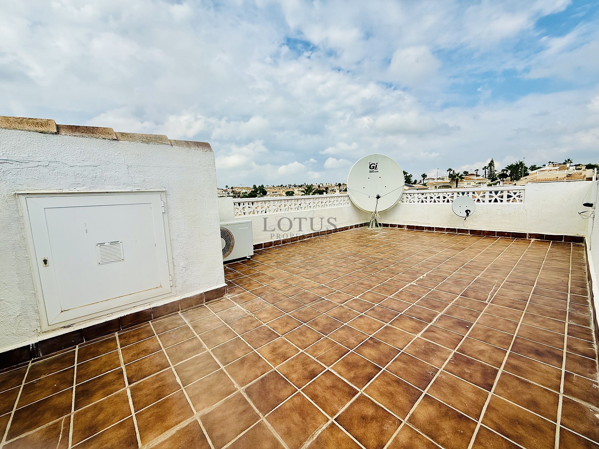 Volledig gemeubileerde halfvrijstaande villa met uitzicht in Ciudad Quesada - Lotus Properties