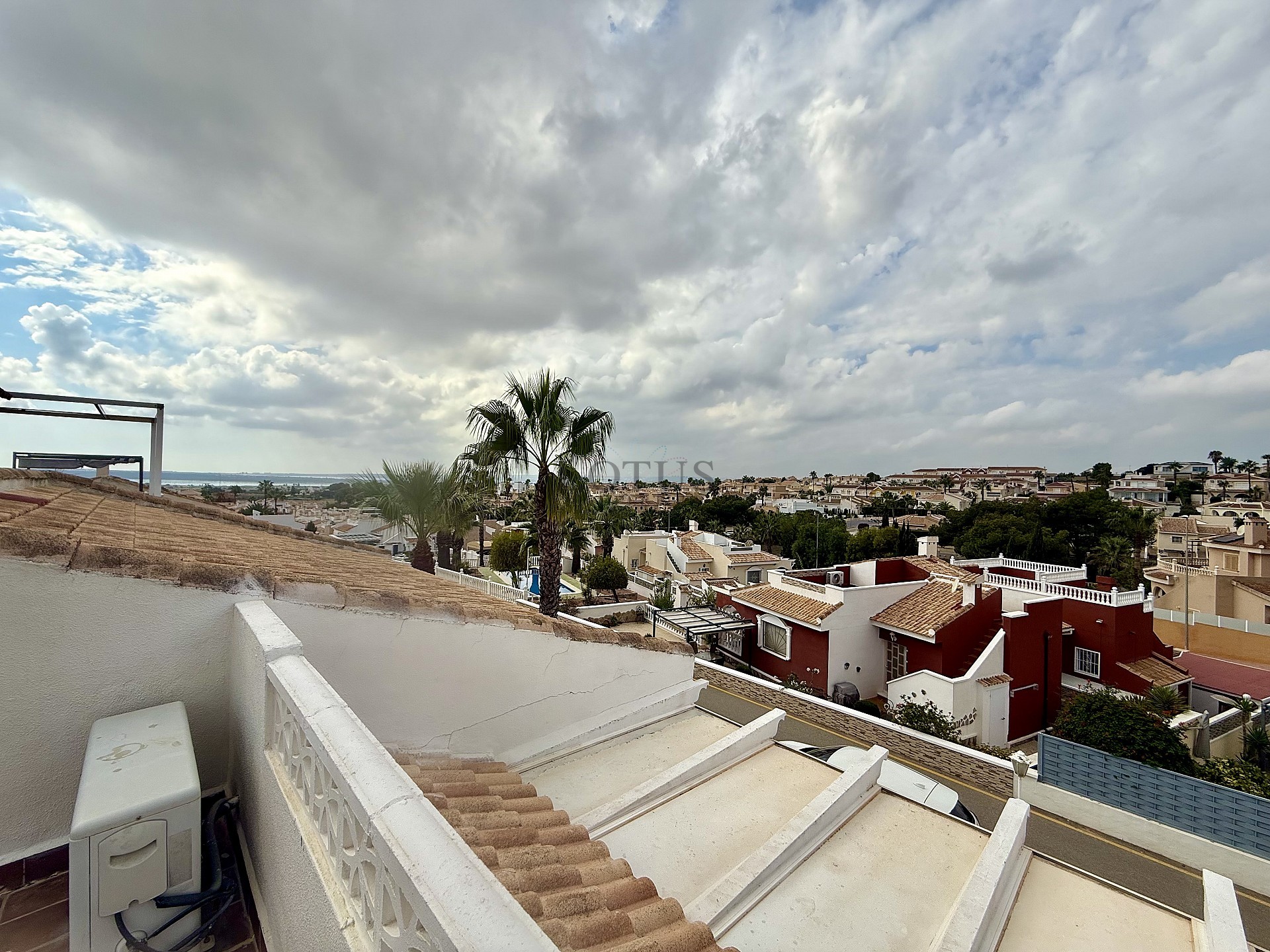 Volledig gemeubileerde halfvrijstaande villa met uitzicht in Ciudad Quesada - Lotus Properties