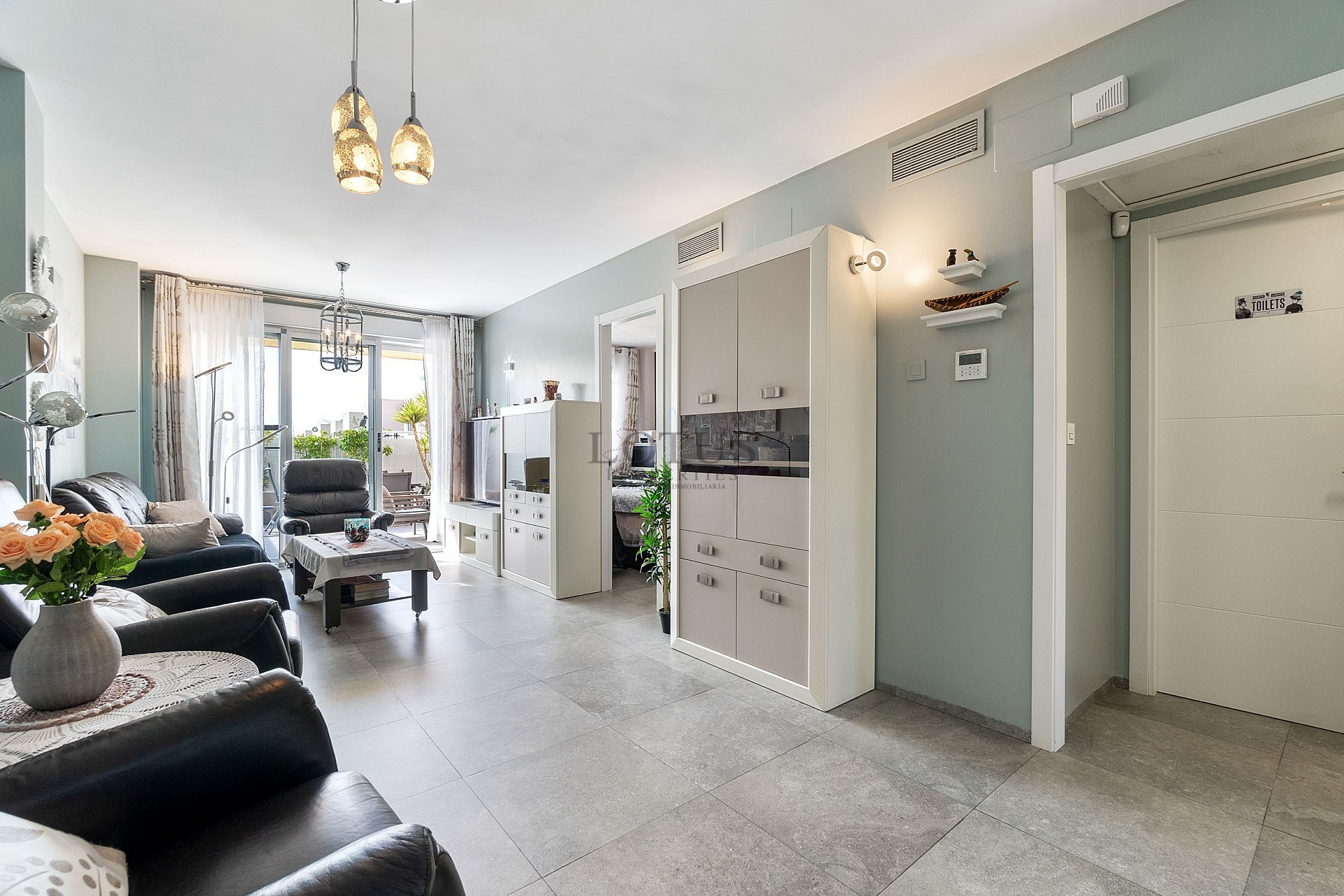 GROOT MODERN APPARTEMENT MET TUIN OP HET ZUIDEN - PRIVÉ PARKEERPLAATS IN DE KELDER EN BERGING - PRACHTIG ZWEMBADGEBIED EN TENNISBANEN - Lotus Properties