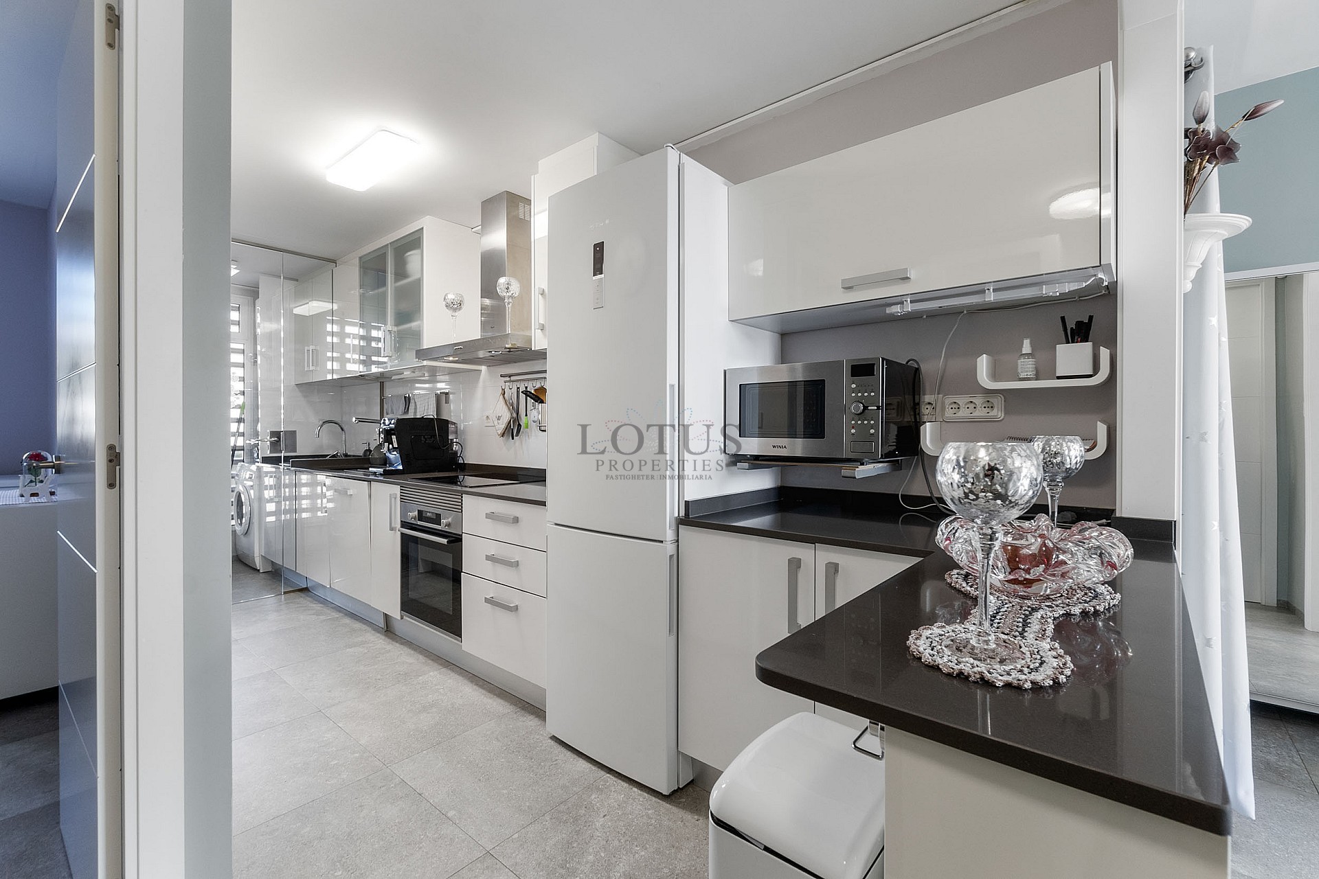 GROOT MODERN APPARTEMENT MET TUIN OP HET ZUIDEN - PRIVÉ PARKEERPLAATS IN DE KELDER EN BERGING - PRACHTIG ZWEMBADGEBIED EN TENNISBANEN - Lotus Properties