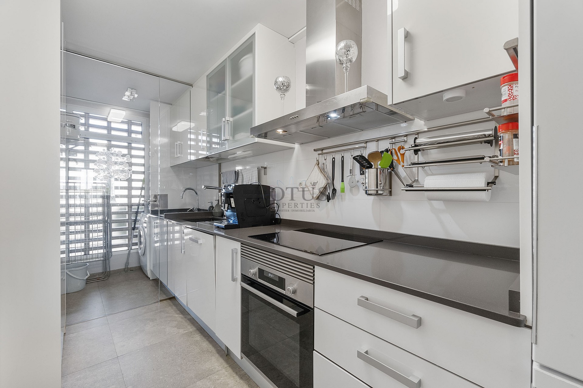 GROOT MODERN APPARTEMENT MET TUIN OP HET ZUIDEN - PRIVÉ PARKEERPLAATS IN DE KELDER EN BERGING - PRACHTIG ZWEMBADGEBIED EN TENNISBANEN - Lotus Properties