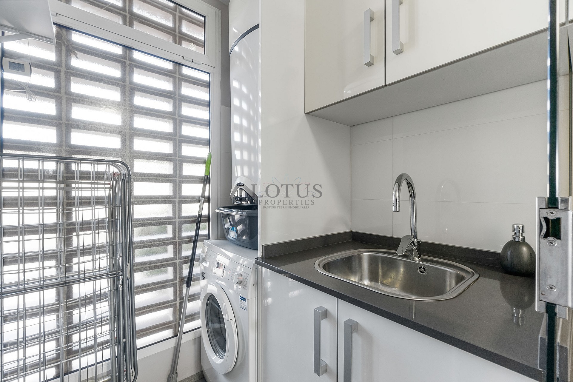 GROOT MODERN APPARTEMENT MET TUIN OP HET ZUIDEN - PRIVÉ PARKEERPLAATS IN DE KELDER EN BERGING - PRACHTIG ZWEMBADGEBIED EN TENNISBANEN - Lotus Properties