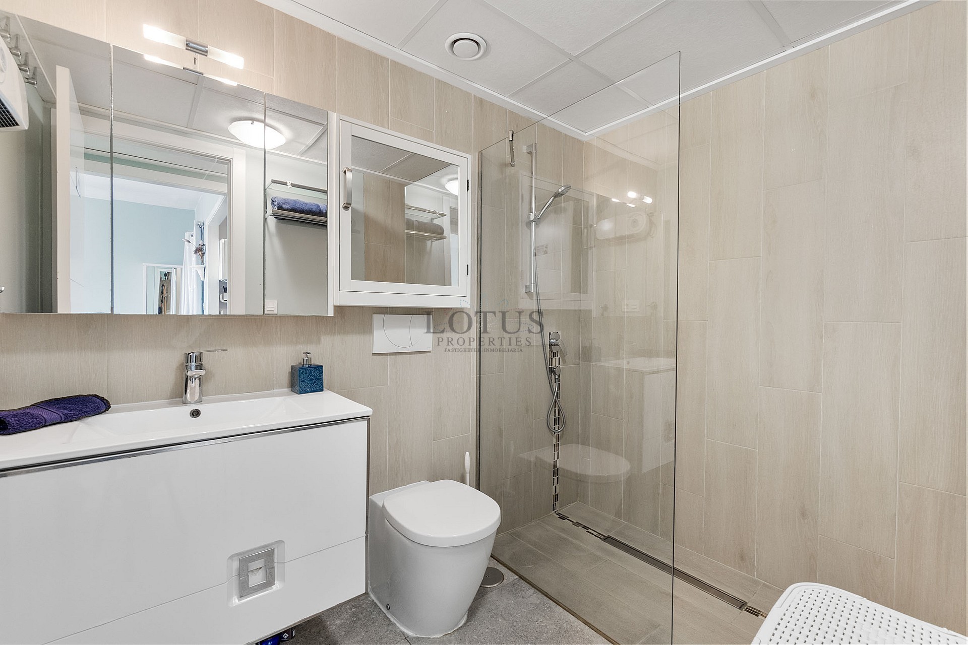 GROOT MODERN APPARTEMENT MET TUIN OP HET ZUIDEN - PRIVÉ PARKEERPLAATS IN DE KELDER EN BERGING - PRACHTIG ZWEMBADGEBIED EN TENNISBANEN - Lotus Properties