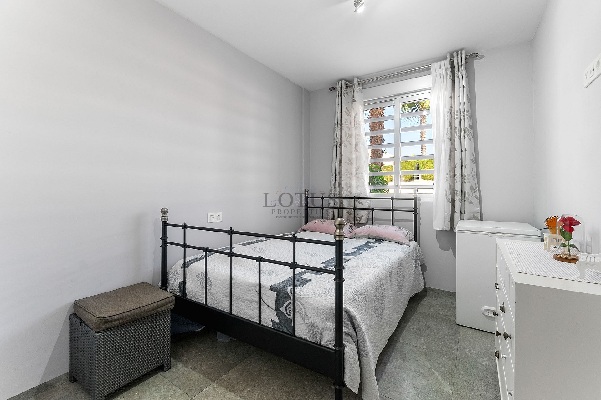 GROOT MODERN APPARTEMENT MET TUIN OP HET ZUIDEN - PRIVÉ PARKEERPLAATS IN DE KELDER EN BERGING - PRACHTIG ZWEMBADGEBIED EN TENNISBANEN - Lotus Properties