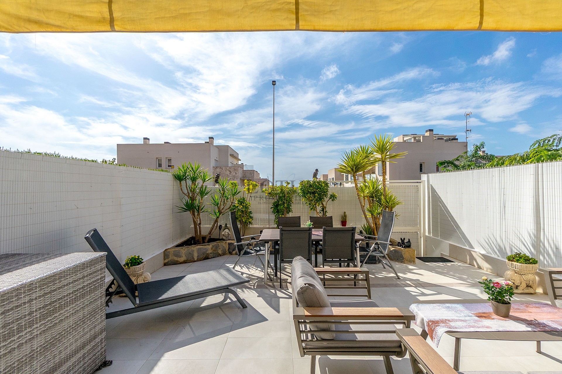 GROOT MODERN APPARTEMENT MET TUIN OP HET ZUIDEN - PRIVÉ PARKEERPLAATS IN DE KELDER EN BERGING - PRACHTIG ZWEMBADGEBIED EN TENNISBANEN - Lotus Properties