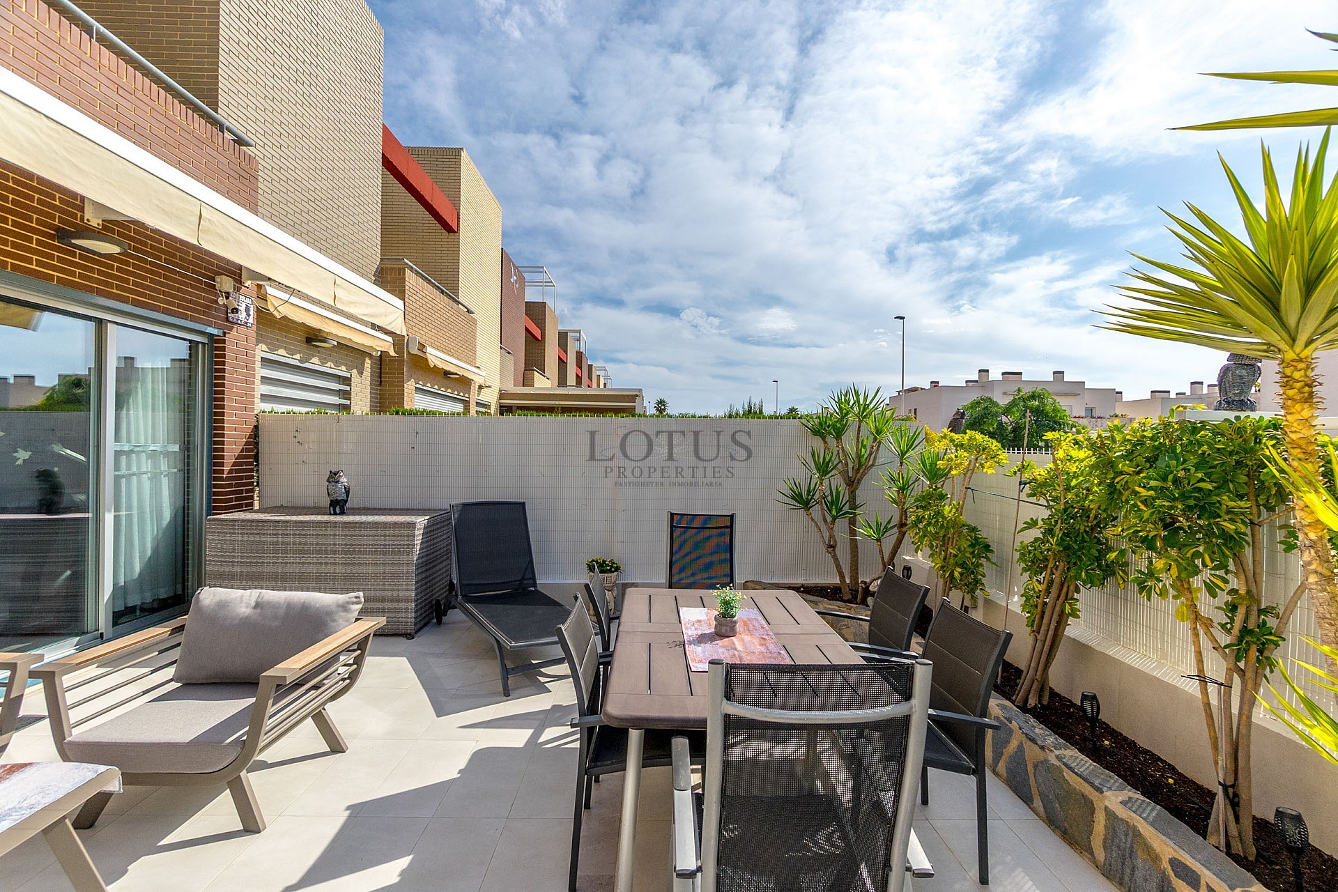 GROOT MODERN APPARTEMENT MET TUIN OP HET ZUIDEN - PRIVÉ PARKEERPLAATS IN DE KELDER EN BERGING - PRACHTIG ZWEMBADGEBIED EN TENNISBANEN - Lotus Properties