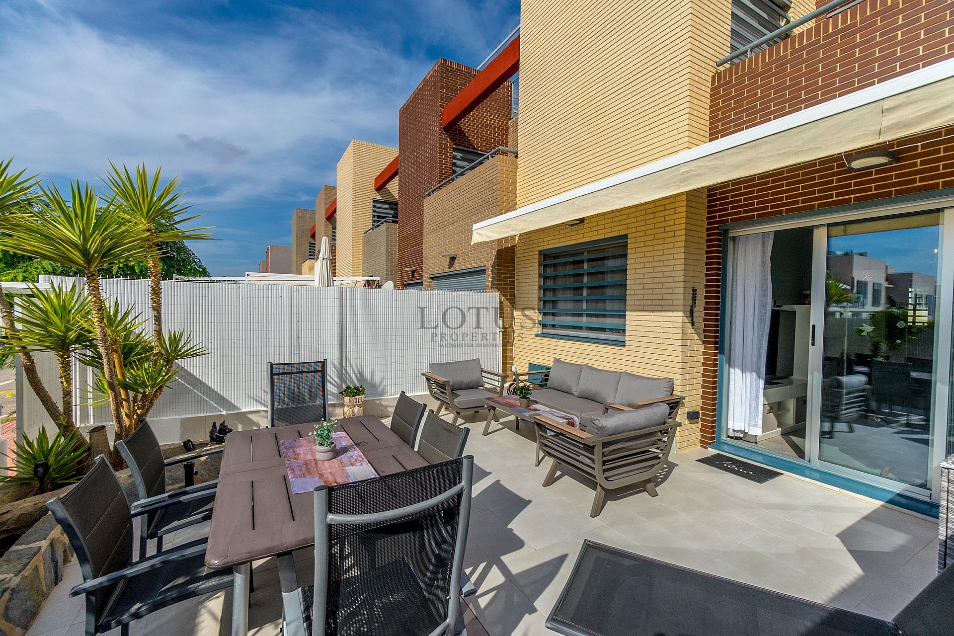 GROOT MODERN APPARTEMENT MET TUIN OP HET ZUIDEN - PRIVÉ PARKEERPLAATS IN DE KELDER EN BERGING - PRACHTIG ZWEMBADGEBIED EN TENNISBANEN - Lotus Properties