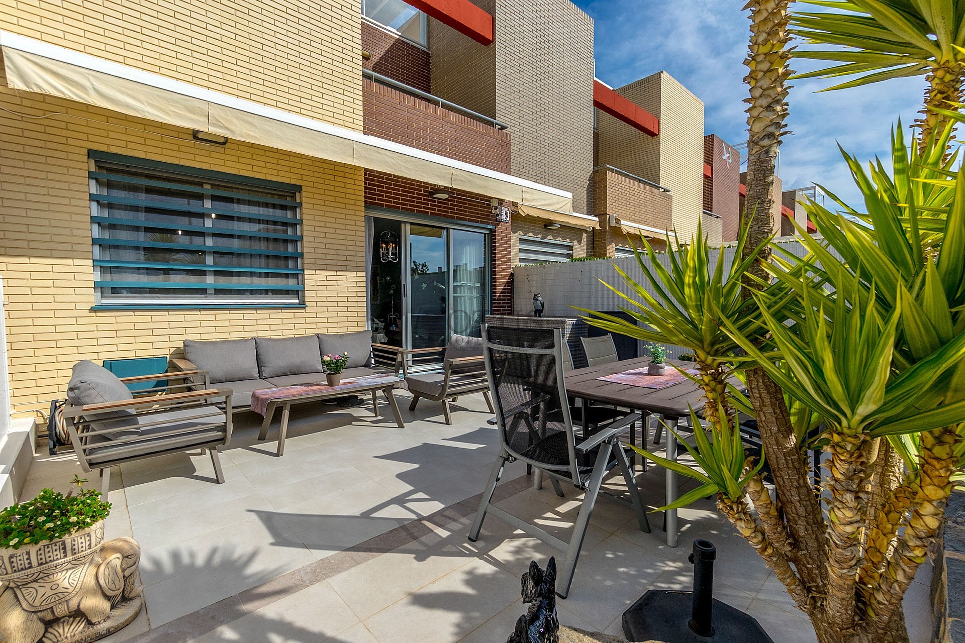 GROOT MODERN APPARTEMENT MET TUIN OP HET ZUIDEN - PRIVÉ PARKEERPLAATS IN DE KELDER EN BERGING - PRACHTIG ZWEMBADGEBIED EN TENNISBANEN - Lotus Properties