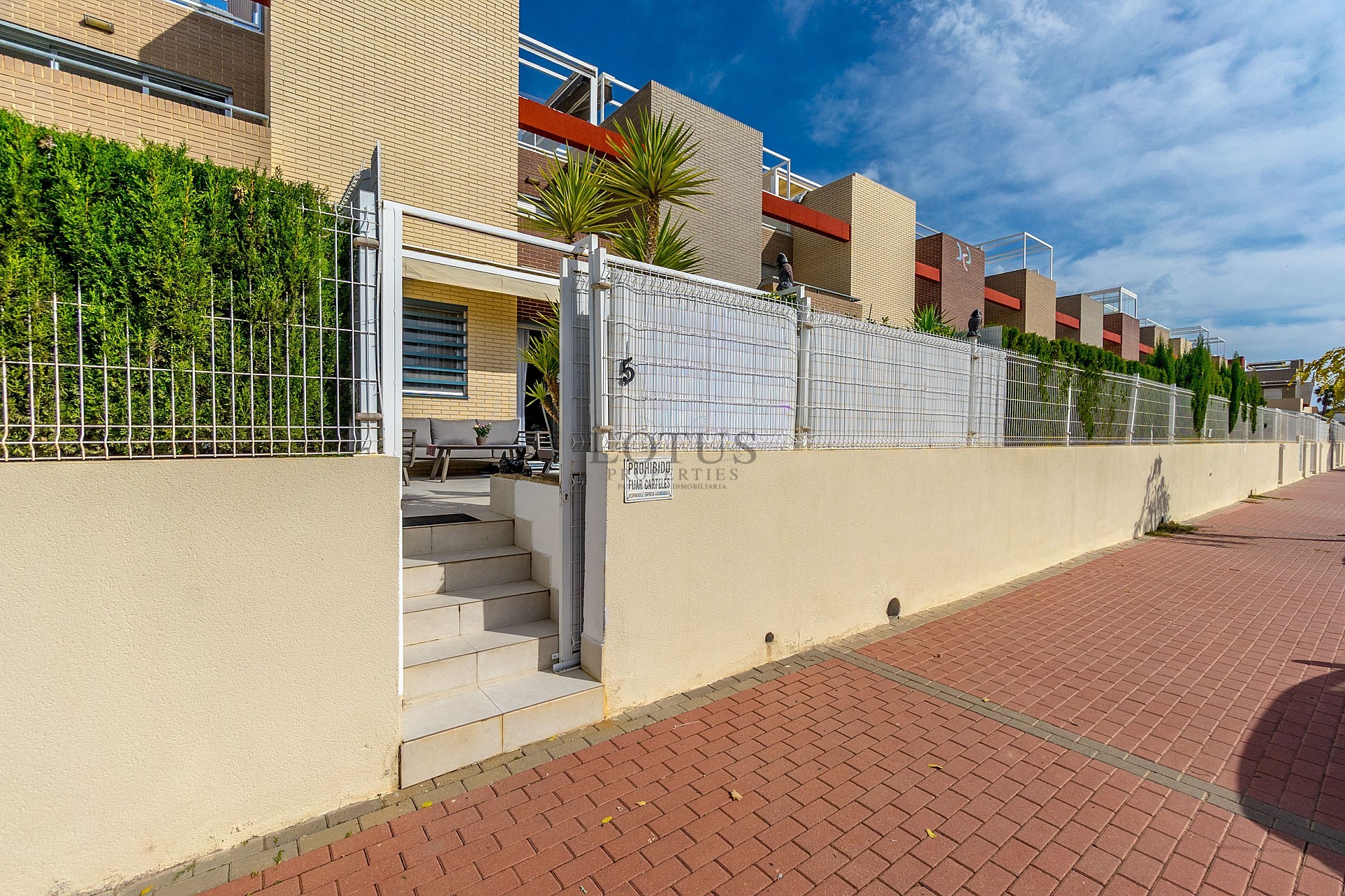 GROOT MODERN APPARTEMENT MET TUIN OP HET ZUIDEN - PRIVÉ PARKEERPLAATS IN DE KELDER EN BERGING - PRACHTIG ZWEMBADGEBIED EN TENNISBANEN - Lotus Properties