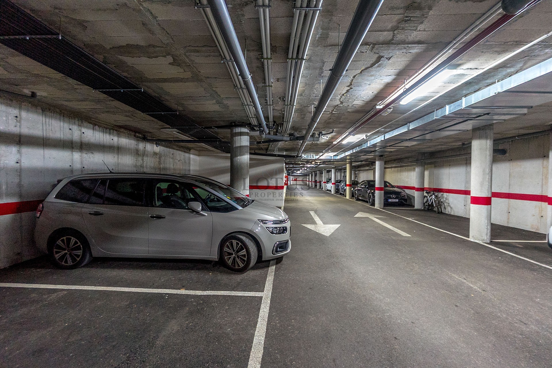 GROOT MODERN APPARTEMENT MET TUIN OP HET ZUIDEN - PRIVÉ PARKEERPLAATS IN DE KELDER EN BERGING - PRACHTIG ZWEMBADGEBIED EN TENNISBANEN - Lotus Properties