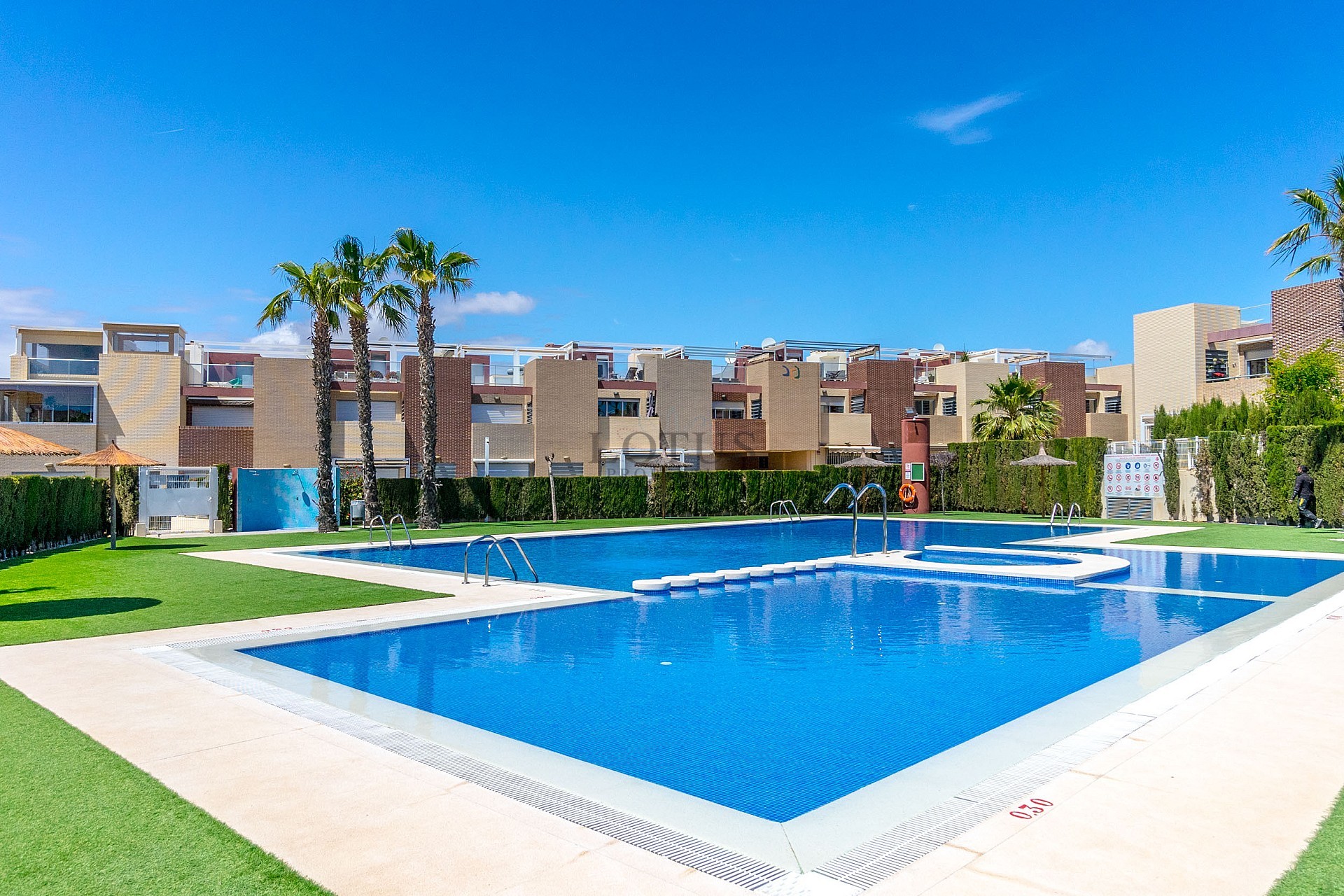 GROOT MODERN APPARTEMENT MET TUIN OP HET ZUIDEN - PRIVÉ PARKEERPLAATS IN DE KELDER EN BERGING - PRACHTIG ZWEMBADGEBIED EN TENNISBANEN - Lotus Properties