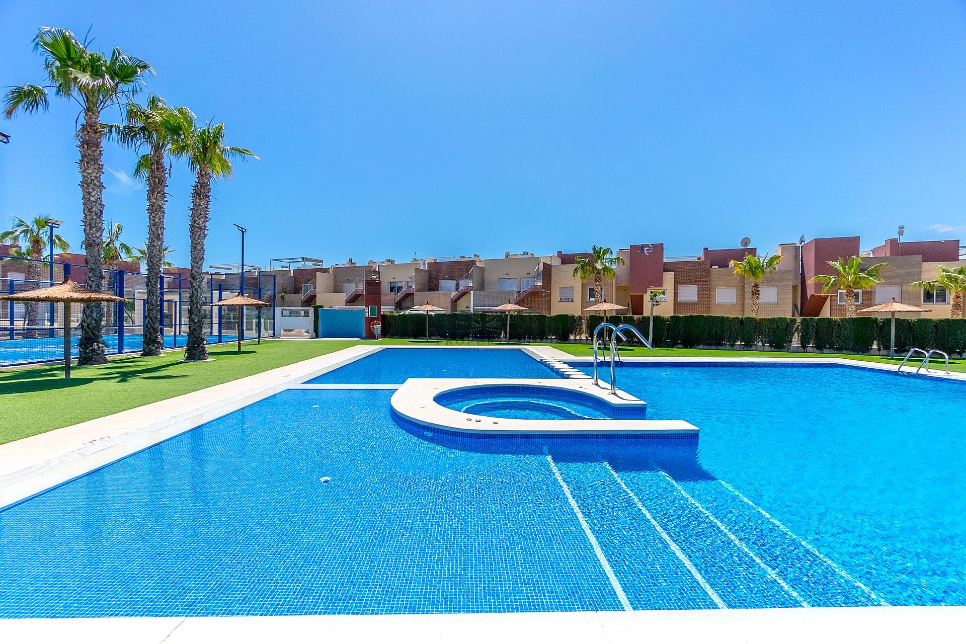 GROOT MODERN APPARTEMENT MET TUIN OP HET ZUIDEN - PRIVÉ PARKEERPLAATS IN DE KELDER EN BERGING - PRACHTIG ZWEMBADGEBIED EN TENNISBANEN - Lotus Properties