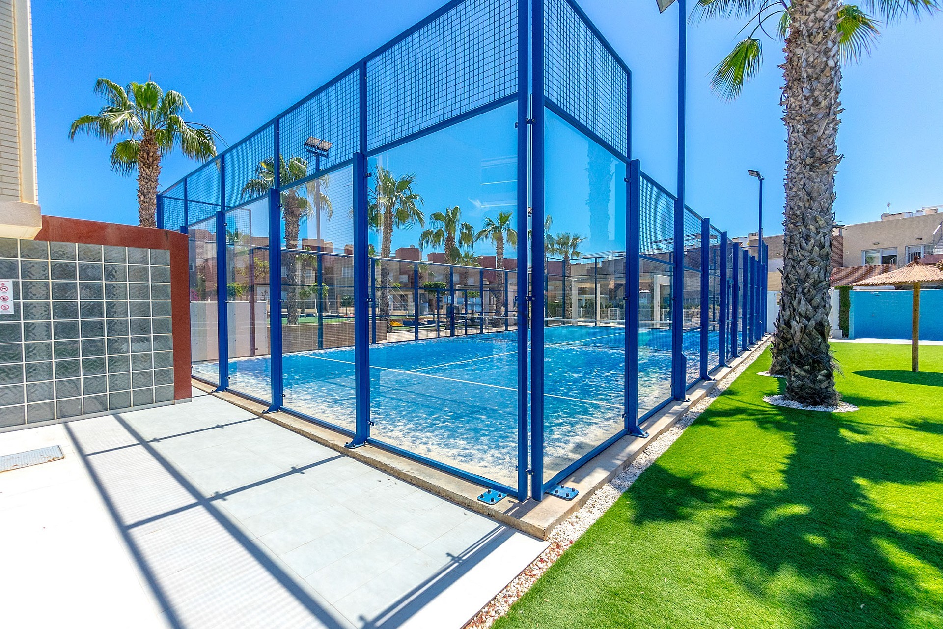 GROOT MODERN APPARTEMENT MET TUIN OP HET ZUIDEN - PRIVÉ PARKEERPLAATS IN DE KELDER EN BERGING - PRACHTIG ZWEMBADGEBIED EN TENNISBANEN - Lotus Properties