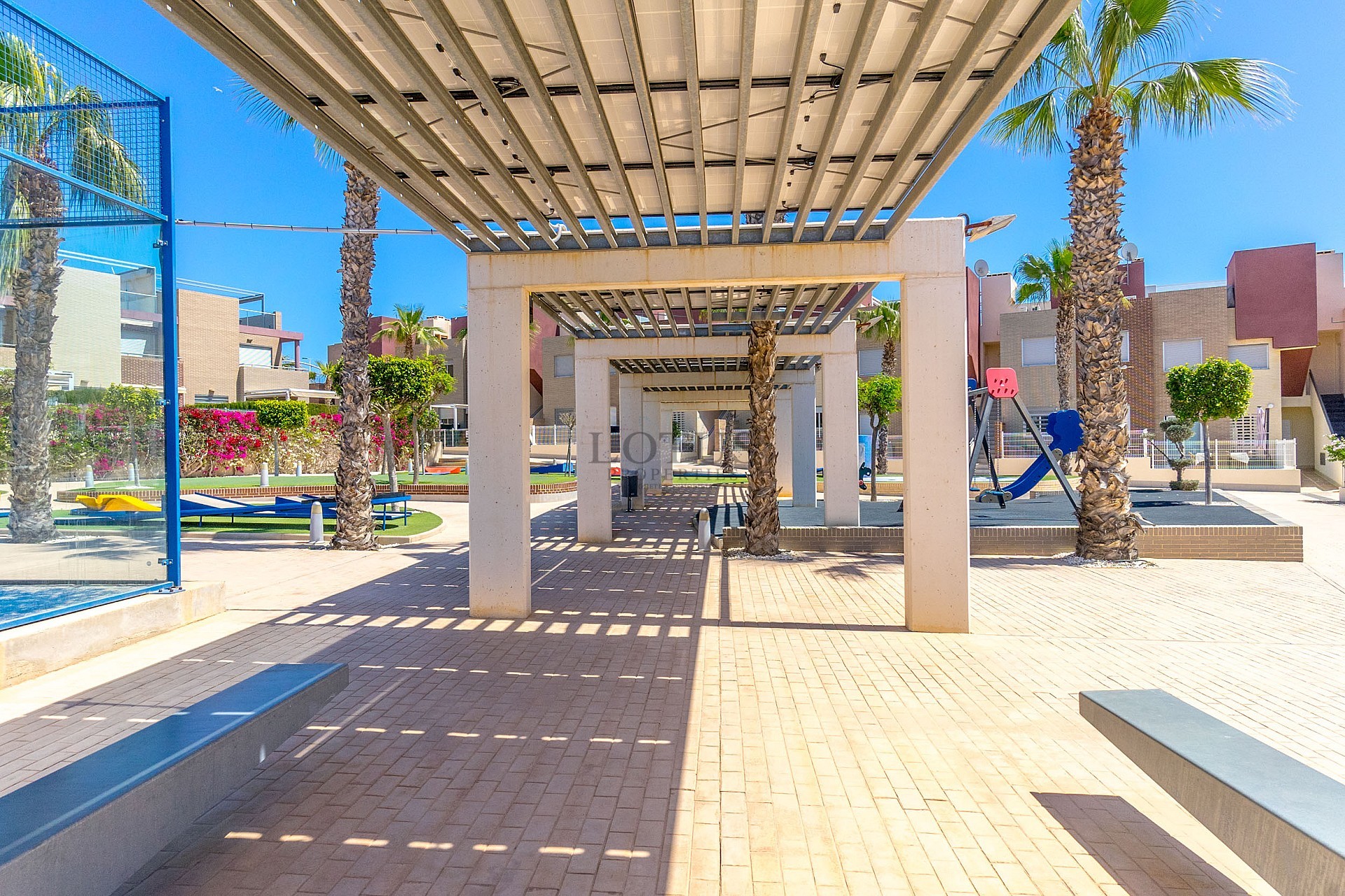 GROOT MODERN APPARTEMENT MET TUIN OP HET ZUIDEN - PRIVÉ PARKEERPLAATS IN DE KELDER EN BERGING - PRACHTIG ZWEMBADGEBIED EN TENNISBANEN - Lotus Properties