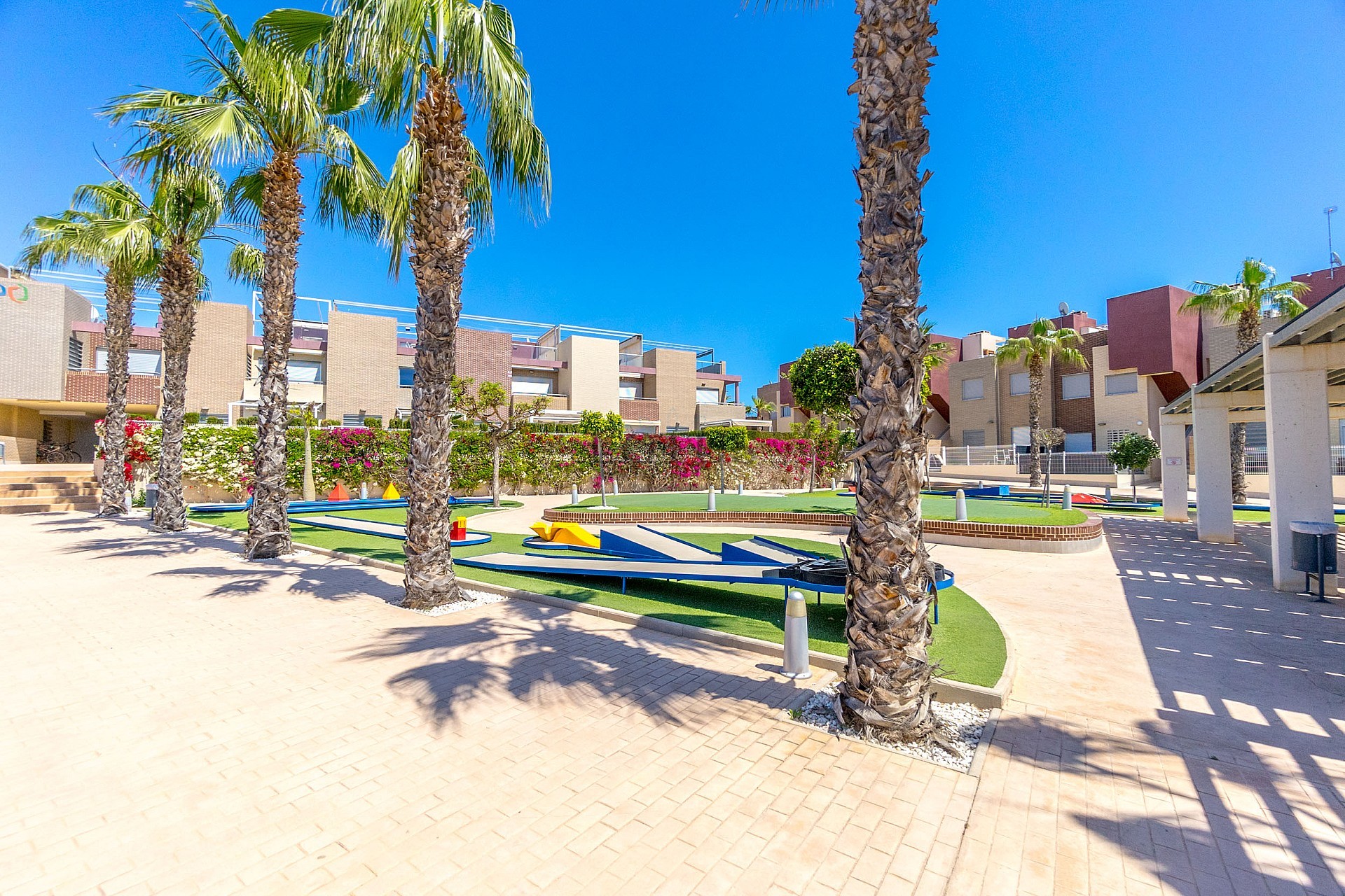 GROOT MODERN APPARTEMENT MET TUIN OP HET ZUIDEN - PRIVÉ PARKEERPLAATS IN DE KELDER EN BERGING - PRACHTIG ZWEMBADGEBIED EN TENNISBANEN - Lotus Properties