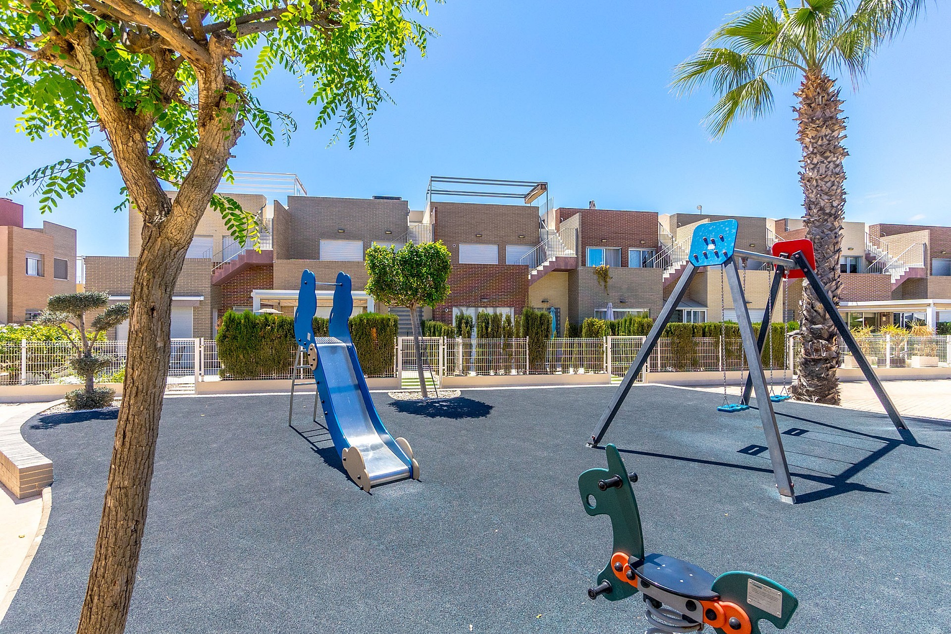 GROOT MODERN APPARTEMENT MET TUIN OP HET ZUIDEN - PRIVÉ PARKEERPLAATS IN DE KELDER EN BERGING - PRACHTIG ZWEMBADGEBIED EN TENNISBANEN - Lotus Properties