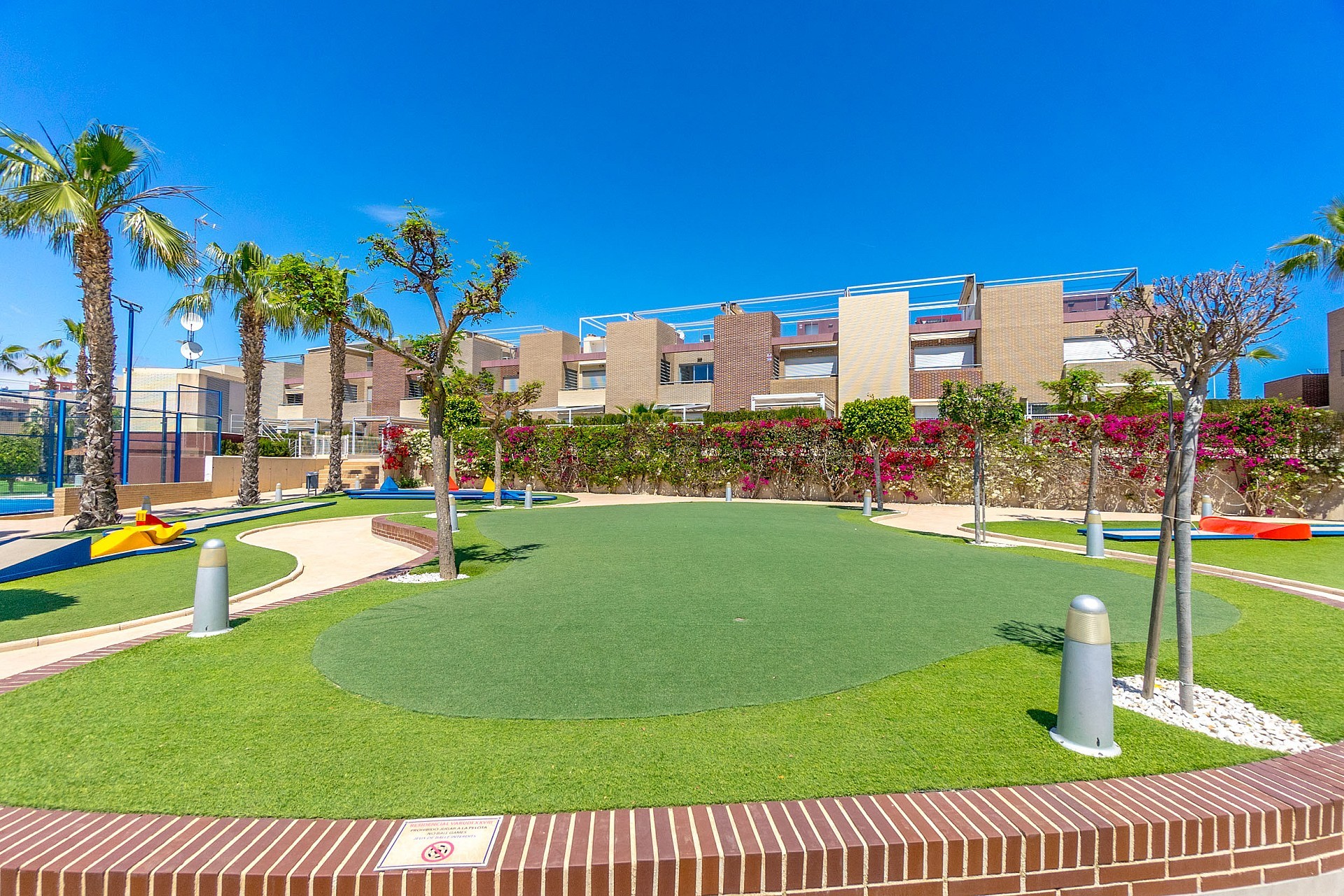 GROOT MODERN APPARTEMENT MET TUIN OP HET ZUIDEN - PRIVÉ PARKEERPLAATS IN DE KELDER EN BERGING - PRACHTIG ZWEMBADGEBIED EN TENNISBANEN - Lotus Properties