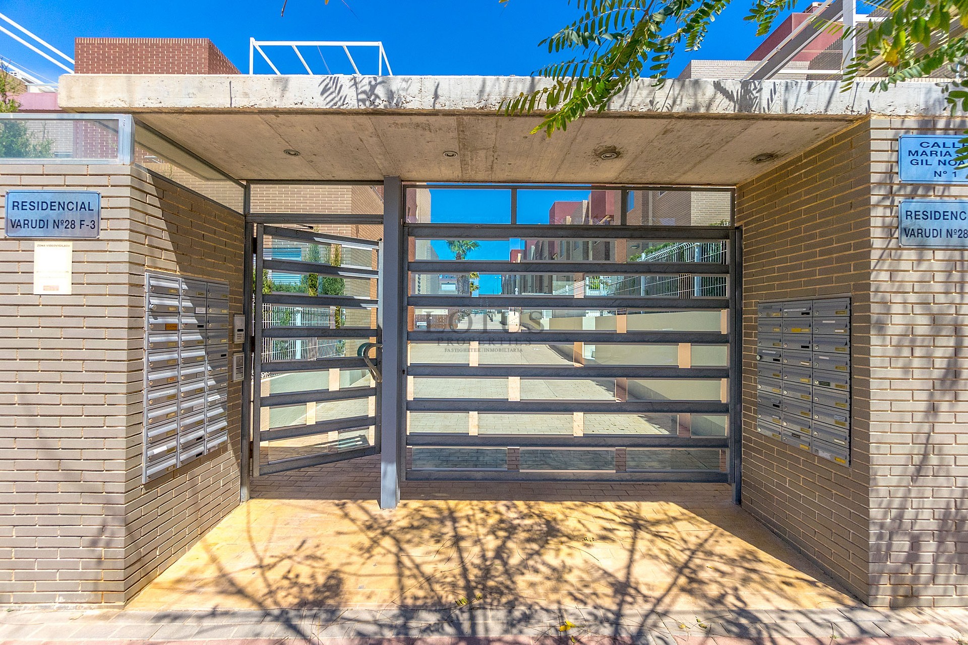 GROOT MODERN APPARTEMENT MET TUIN OP HET ZUIDEN - PRIVÉ PARKEERPLAATS IN DE KELDER EN BERGING - PRACHTIG ZWEMBADGEBIED EN TENNISBANEN - Lotus Properties