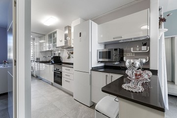 GROOT MODERN APPARTEMENT MET TUIN OP HET ZUIDEN - PRIVÉ PARKEERPLAATS IN DE KELDER EN BERGING - PRACHTIG ZWEMBADGEBIED EN TENNISBANEN - Lotus Properties