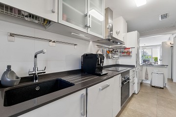 GROOT MODERN APPARTEMENT MET TUIN OP HET ZUIDEN - PRIVÉ PARKEERPLAATS IN DE KELDER EN BERGING - PRACHTIG ZWEMBADGEBIED EN TENNISBANEN - Lotus Properties