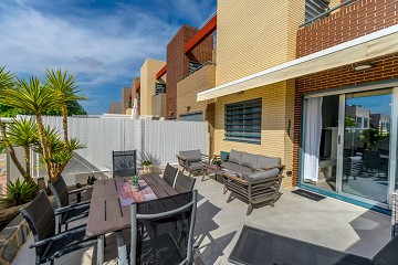 GROOT MODERN APPARTEMENT MET TUIN OP HET ZUIDEN - PRIVÉ PARKEERPLAATS IN DE KELDER EN BERGING - PRACHTIG ZWEMBADGEBIED EN TENNISBANEN - Lotus Properties