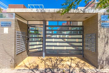 GROOT MODERN APPARTEMENT MET TUIN OP HET ZUIDEN - PRIVÉ PARKEERPLAATS IN DE KELDER EN BERGING - PRACHTIG ZWEMBADGEBIED EN TENNISBANEN - Lotus Properties