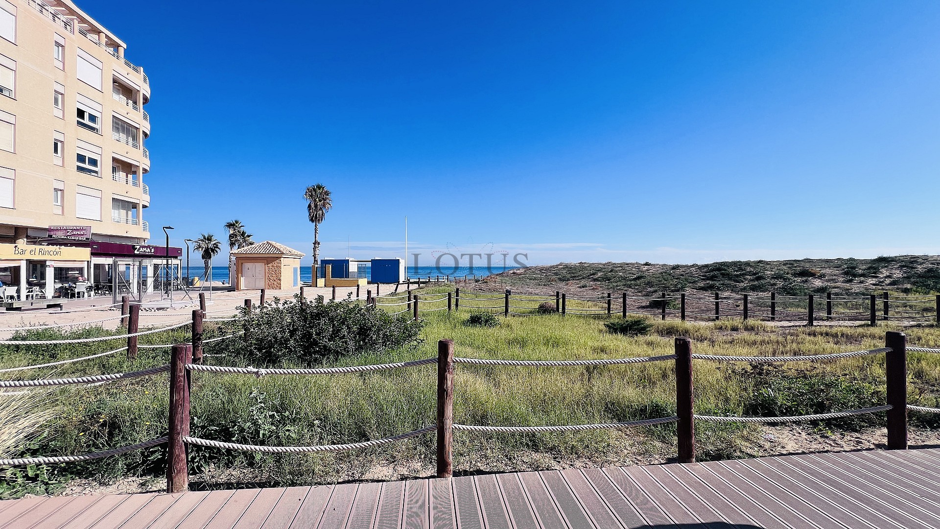 Stijlvol gerenoveerde woning op slechts 140 meter van het strand van La Mata - Lotus Properties