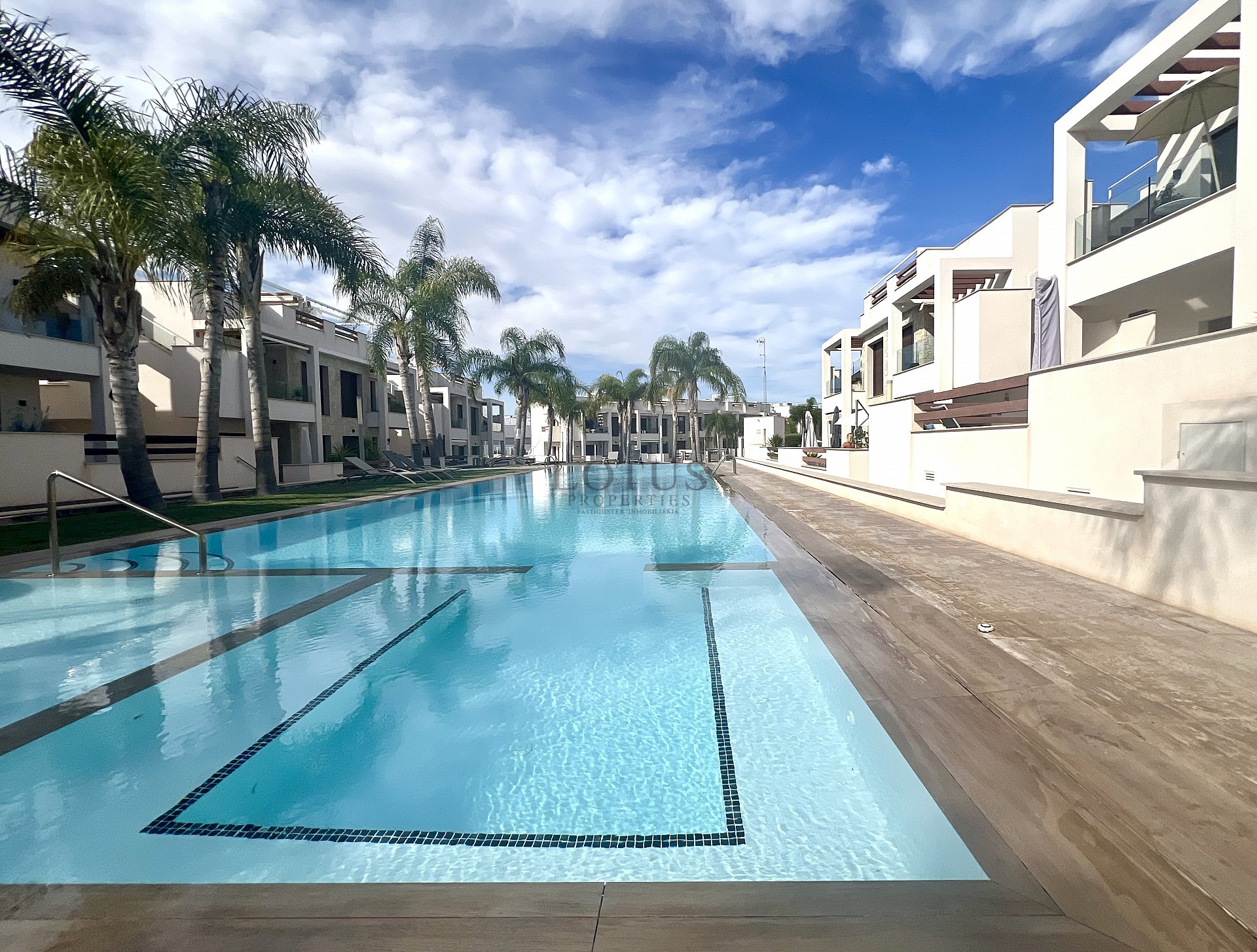 Exclusieve bungalow met 3 slaapkamers op het dak in Los Balcones - Lotus Properties