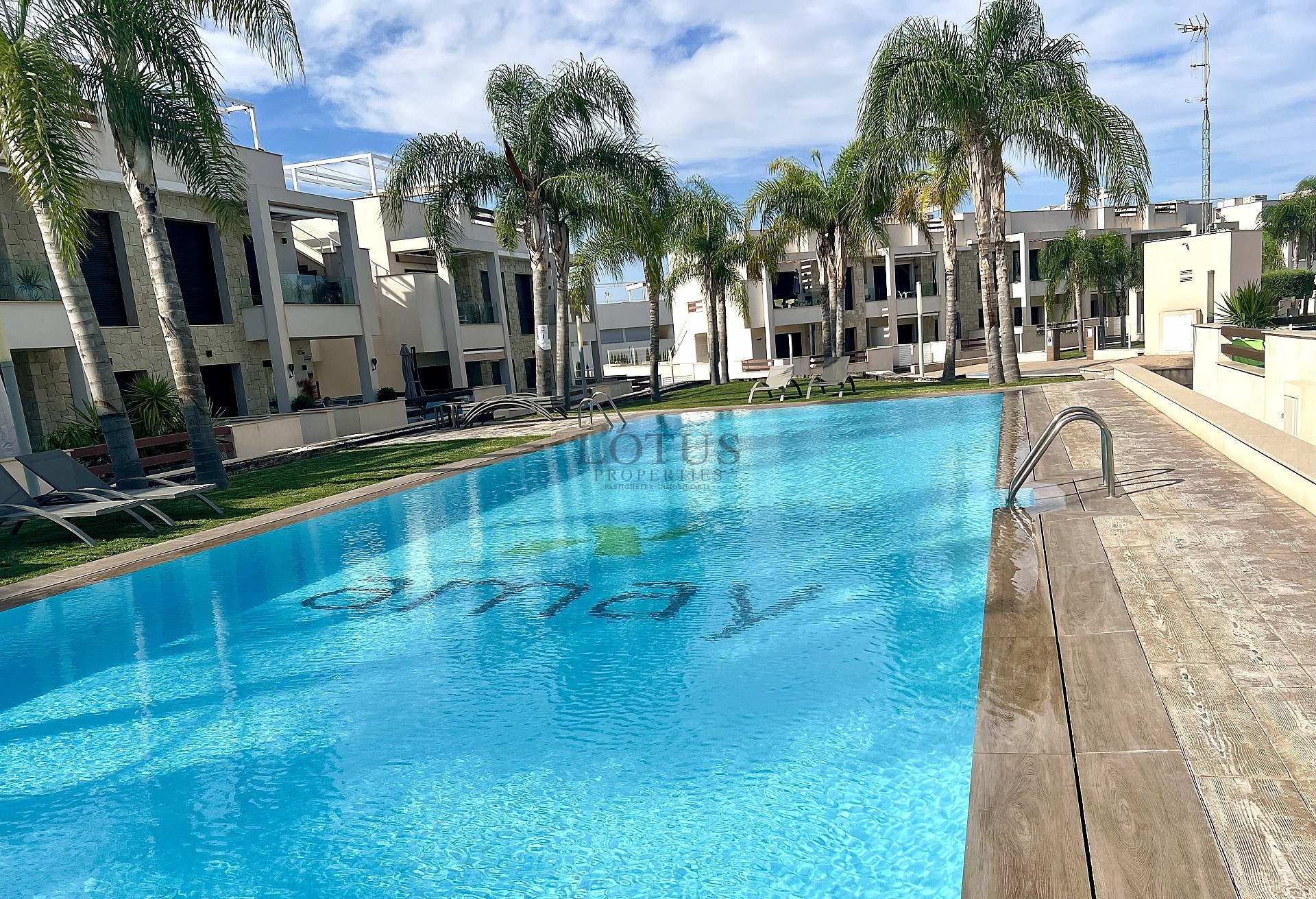 Exclusieve bungalow met 3 slaapkamers op het dak in Los Balcones - Lotus Properties