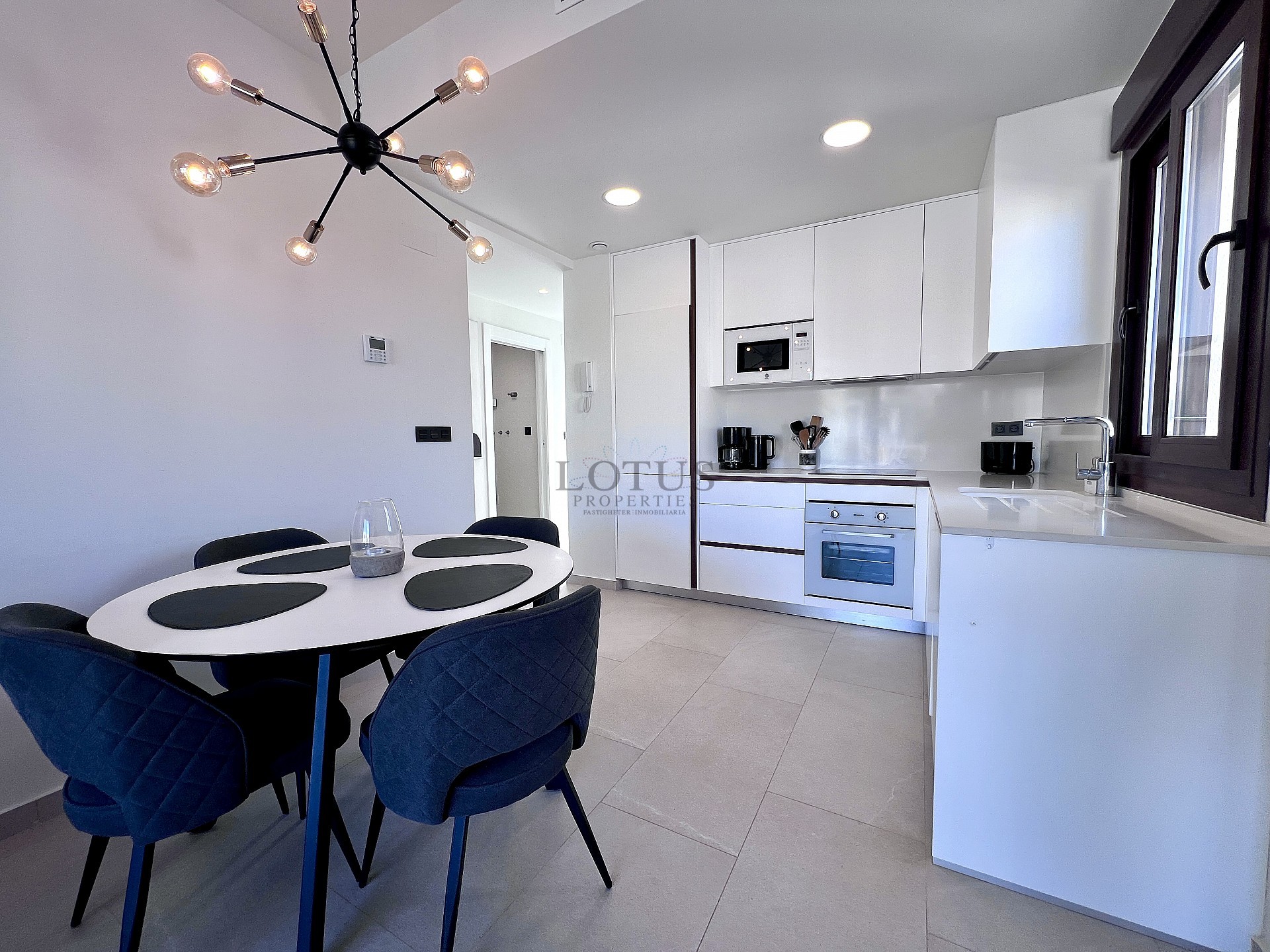 Exclusieve bungalow met 3 slaapkamers op het dak in Los Balcones - Lotus Properties