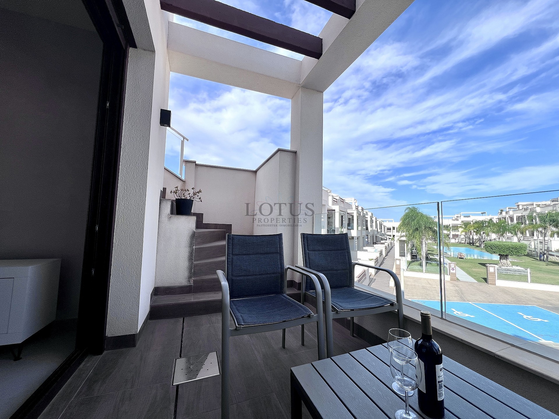 Exclusieve bungalow met 3 slaapkamers op het dak in Los Balcones - Lotus Properties