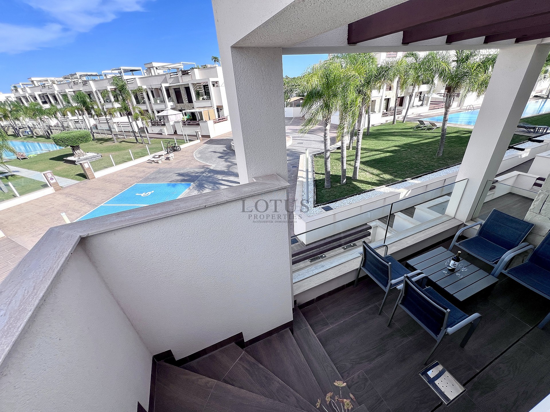 Exclusieve bungalow met 3 slaapkamers op het dak in Los Balcones - Lotus Properties