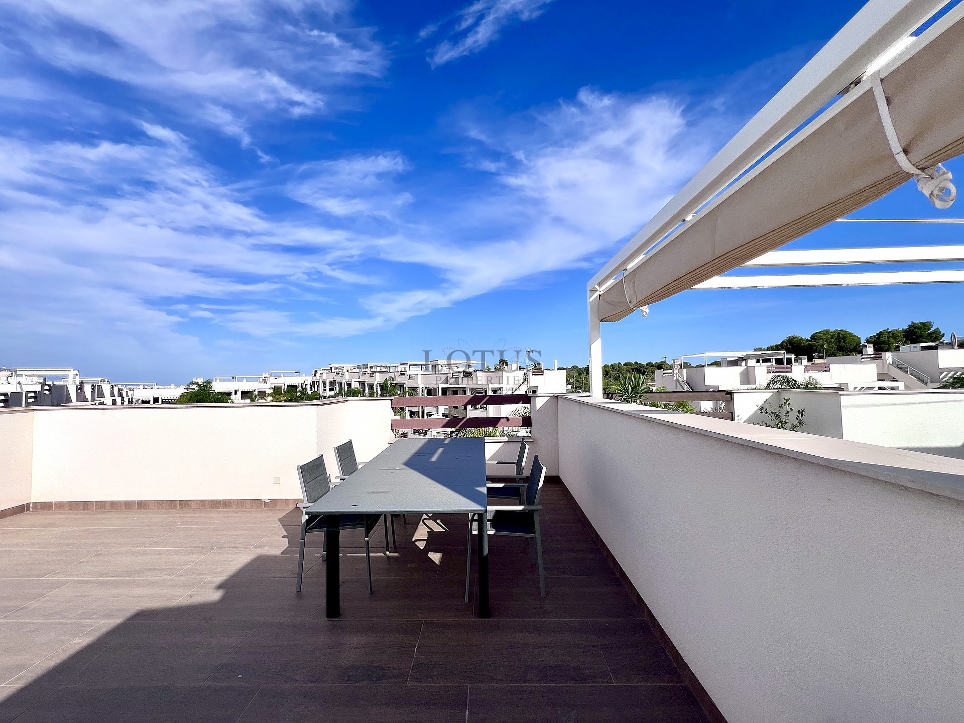 Exclusieve bungalow met 3 slaapkamers op het dak in Los Balcones - Lotus Properties